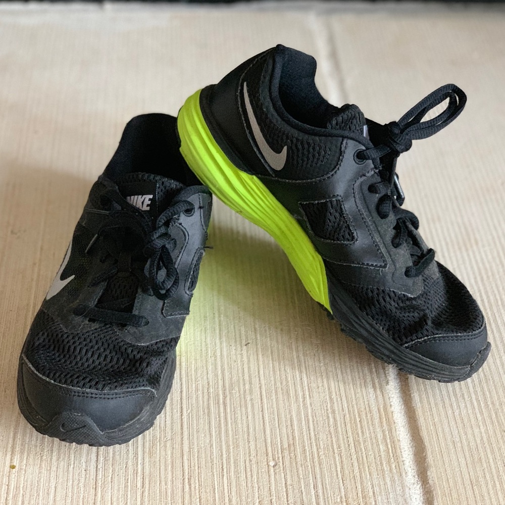 Preowned! Nike Boys shoes Black Green Sz 2.5y